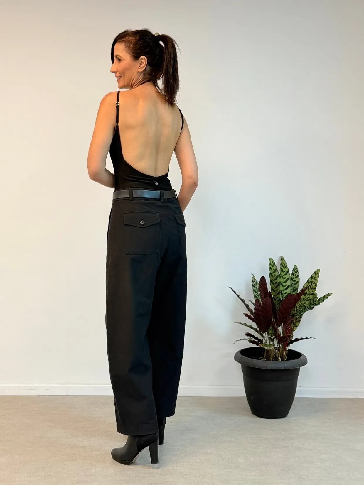 בגד גוף ריב שחור קלאסי מחטב לנשים | טופ פנימי מובנה (No Bra) | גב חשוף