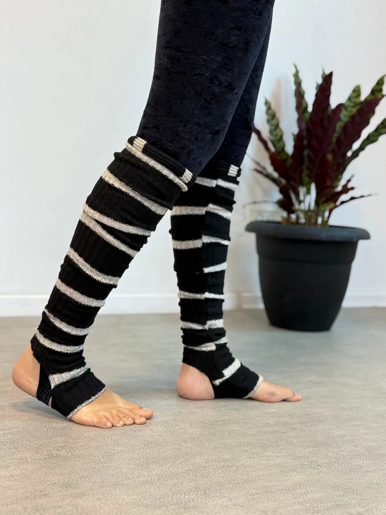 חותלות סריג פסים שחור בז' עם רגלית